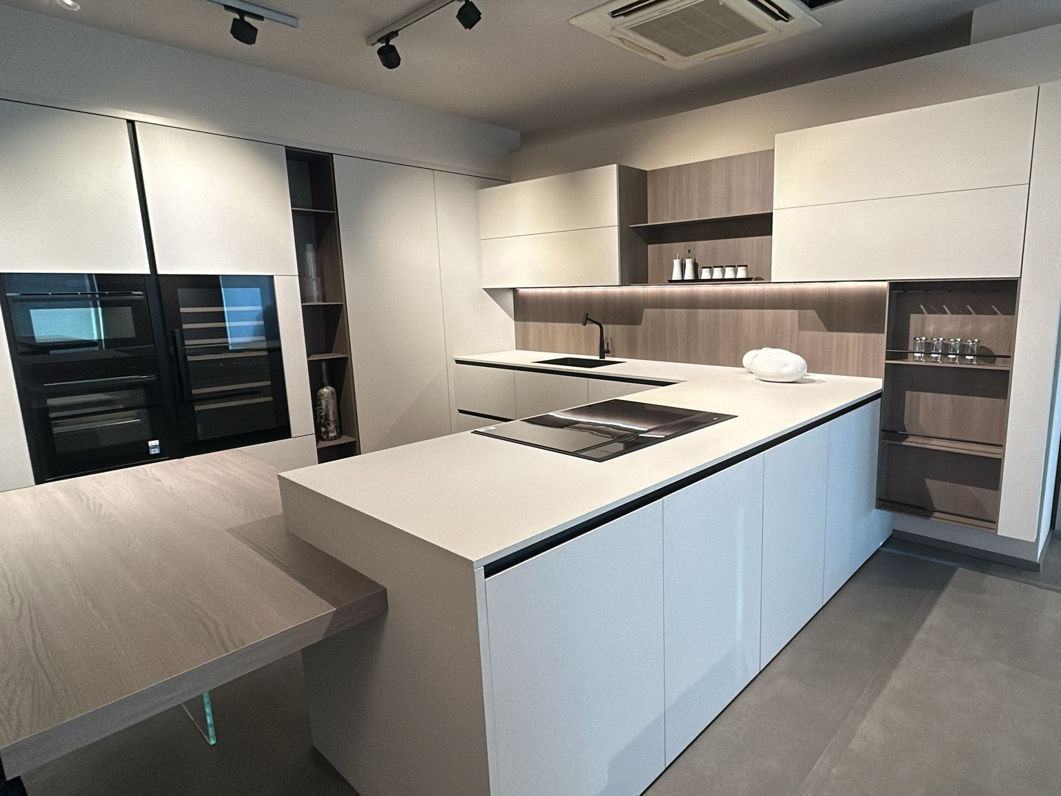 Cucina Arrital AK Project Gola con maniglia integrata, design contemporaneo